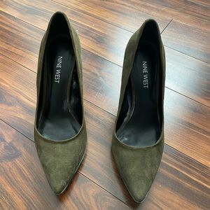 Nine West olive green suede pump
